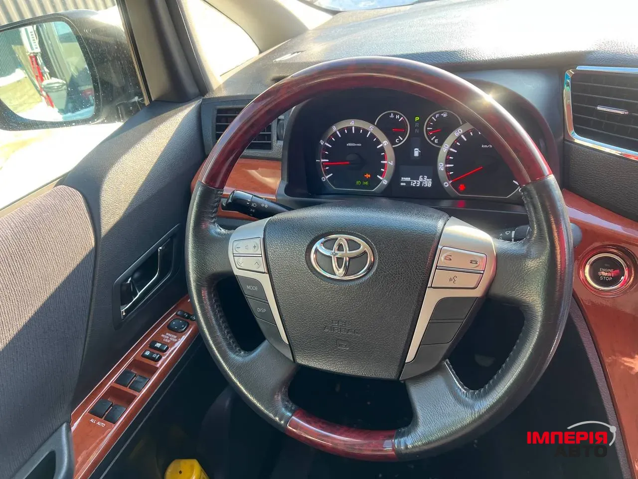 Toyota Vellfire - фото 5