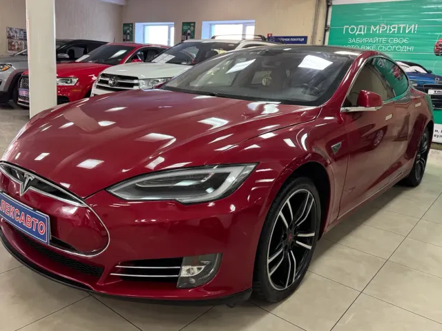 Tesla Model S - фото 1