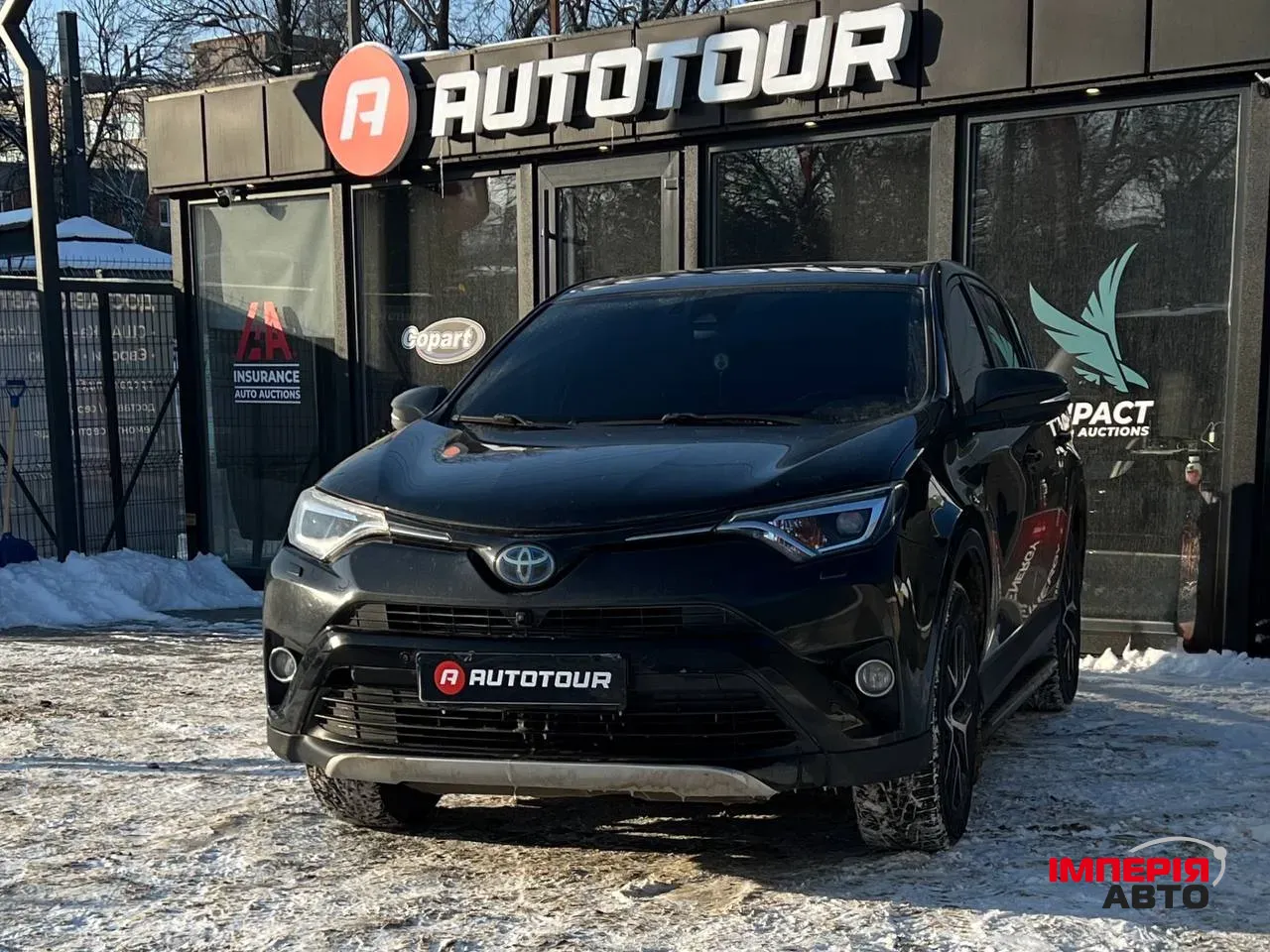 Toyota RAV4 - фото 1