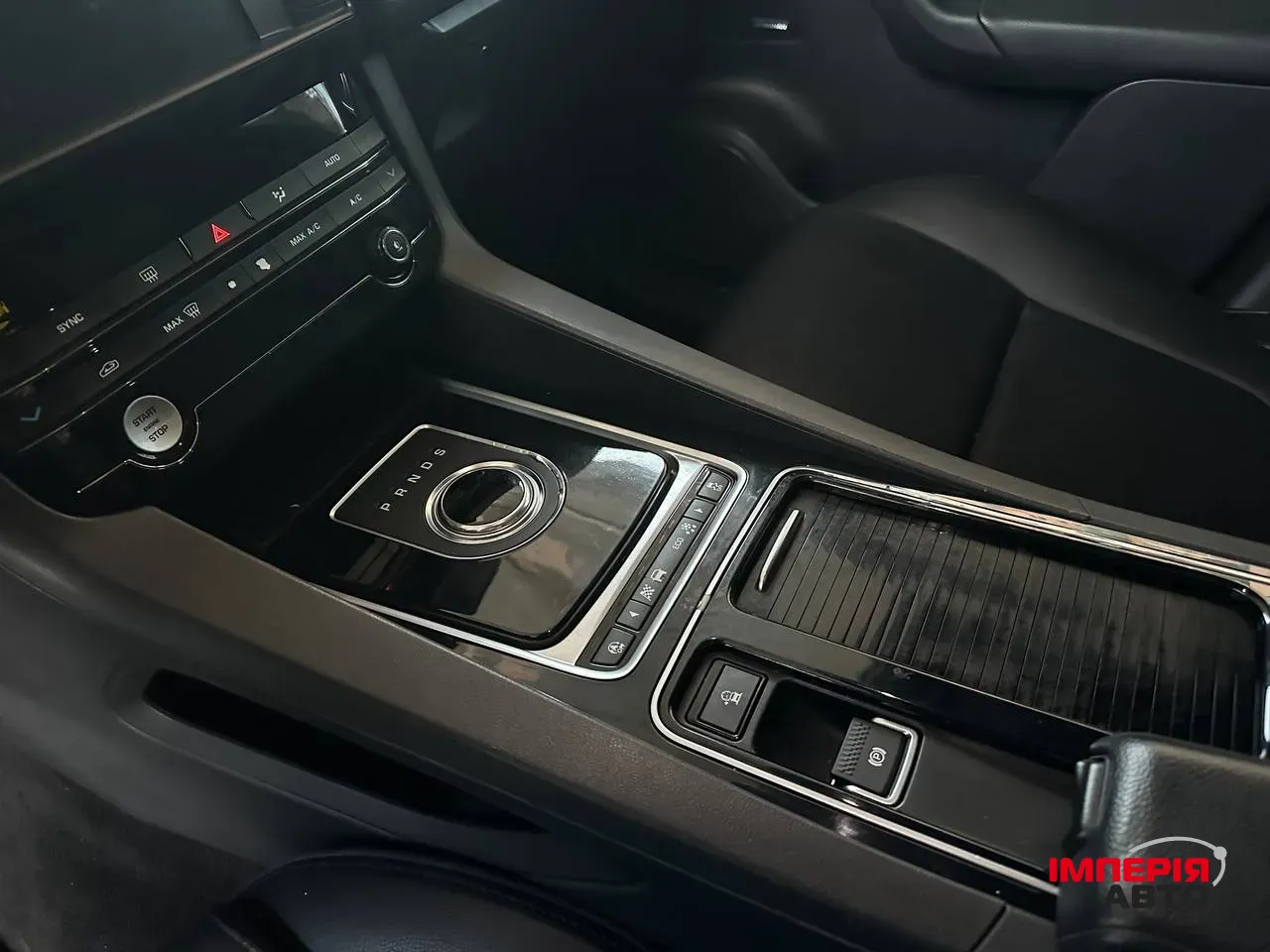 Jaguar F-Pace - фото 11