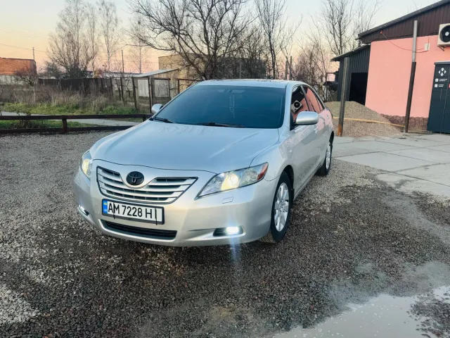Toyota Camry - фото 1
