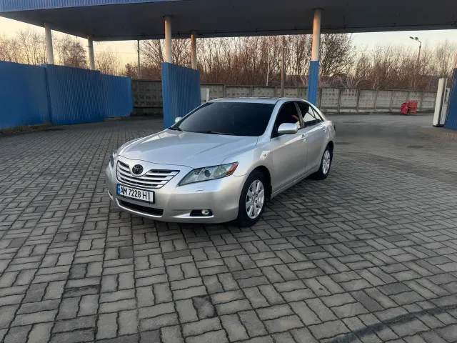 Toyota Camry - фото 4
