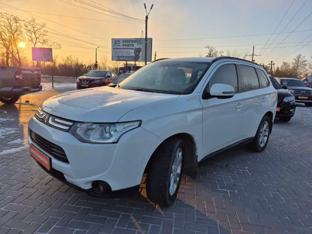 Mitsubishi Outlander - фото 1