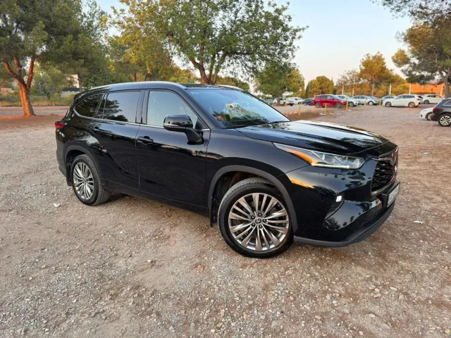 Toyota Highlander - фото 1