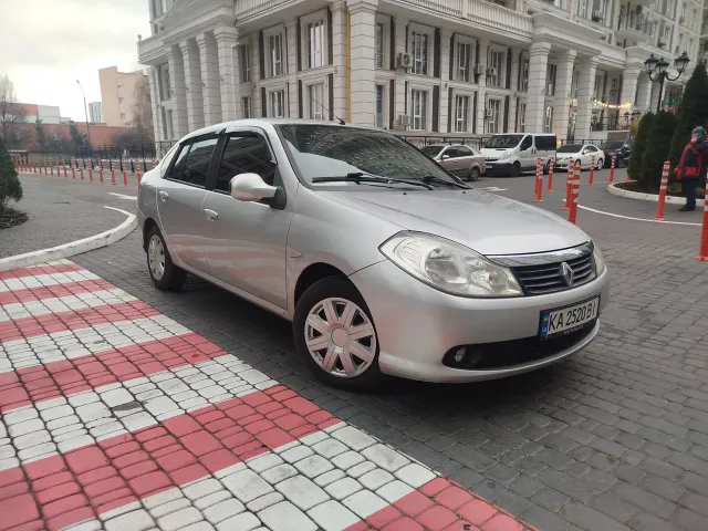 Renault Clio - фото 1