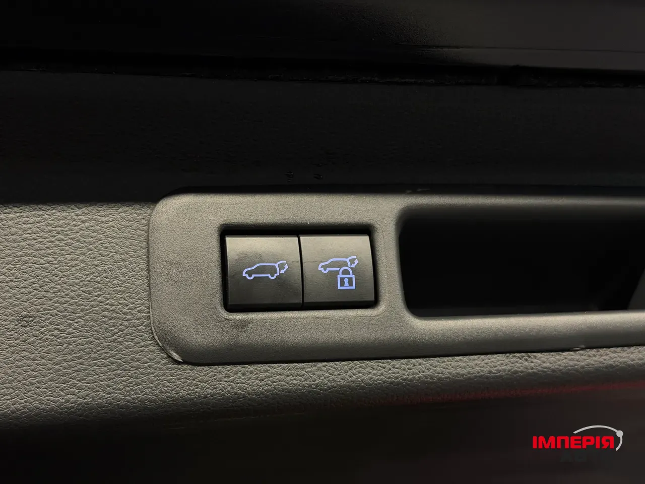 Toyota Sequoia - фото 17