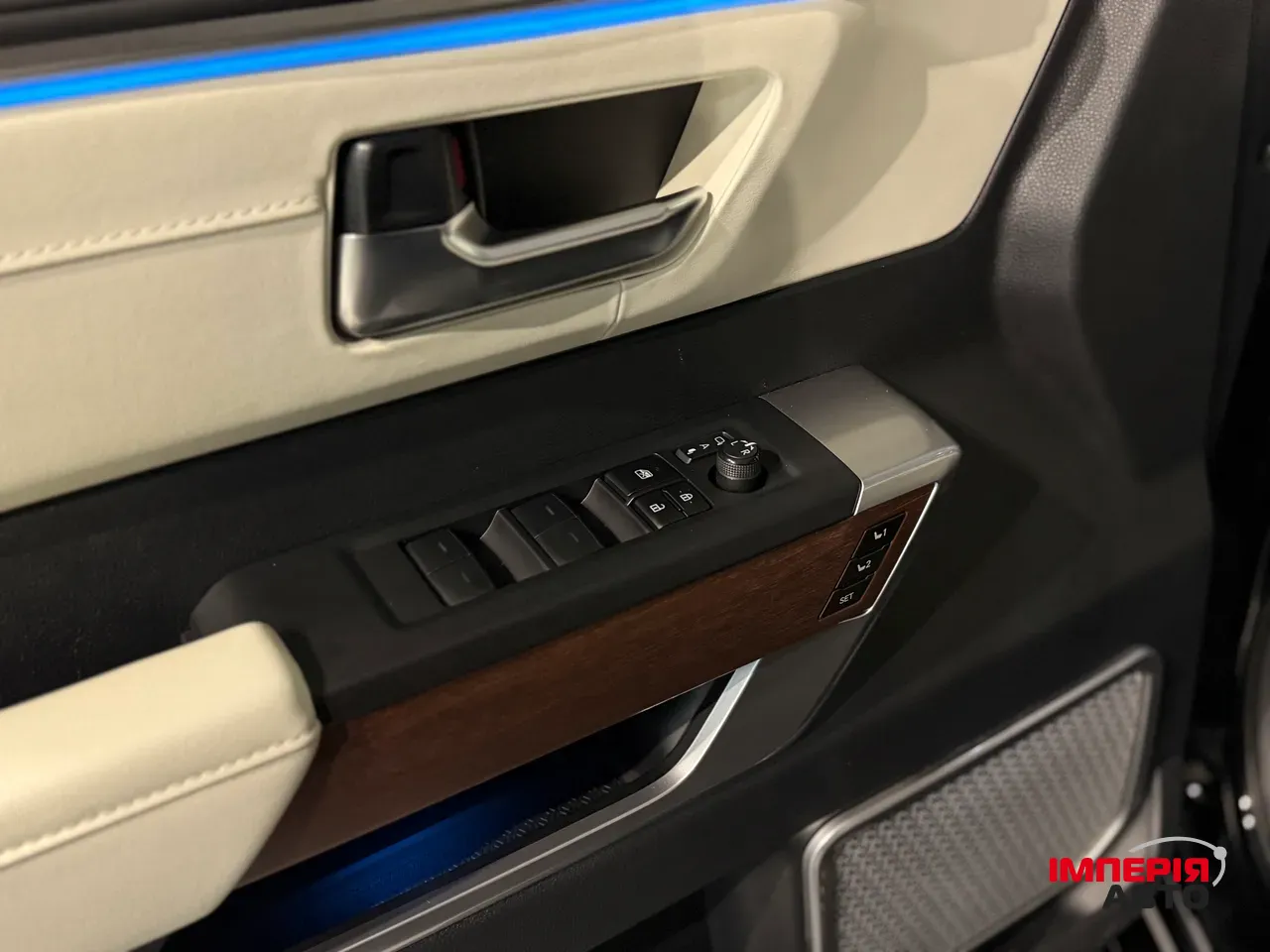 Toyota Sequoia - фото 18