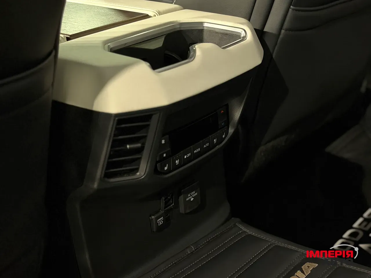 Toyota Sequoia - фото 22