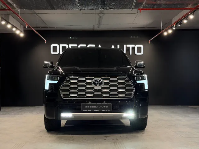 Toyota Sequoia - фото 1