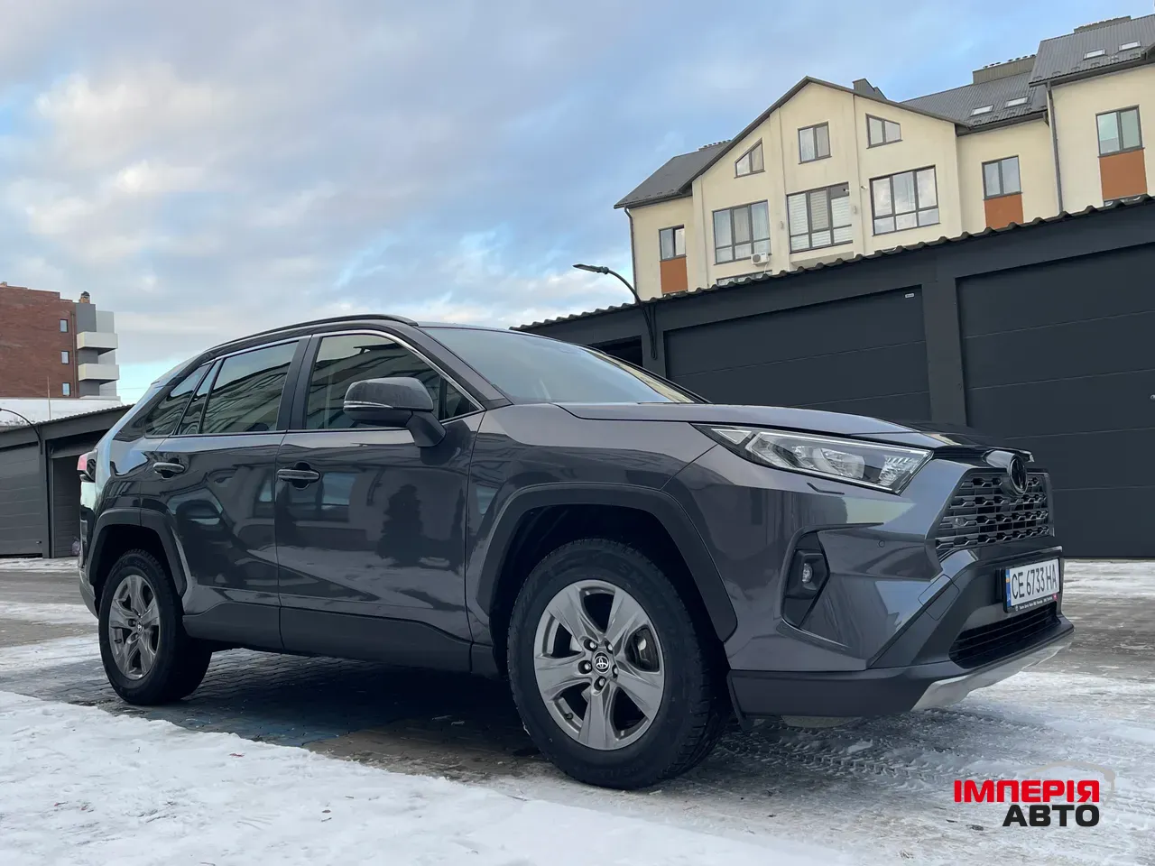 Toyota RAV4 - фото 1
