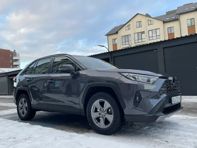 Toyota RAV4 - фото 1