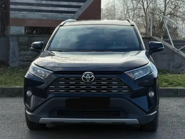 Toyota RAV4 - фото 1