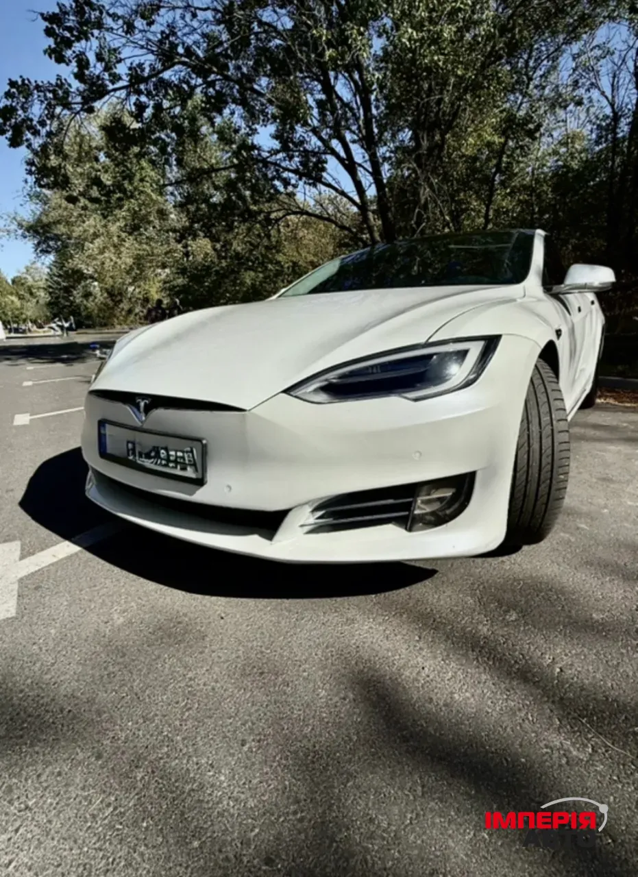 Tesla Model S - фото 1