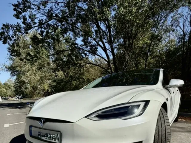Tesla Model S - фото 1