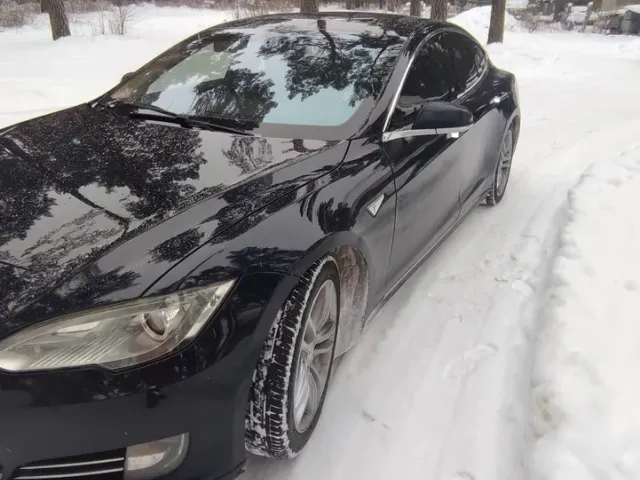 Tesla Model S - фото 1