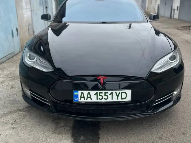 Tesla Model S - фото 1
