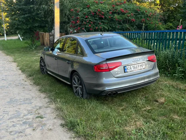 Audi A4 - фото 5