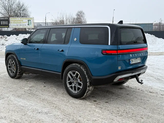 Rivian R1S - фото 1
