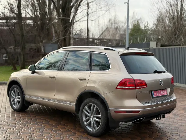 Volkswagen Touareg - фото 1
