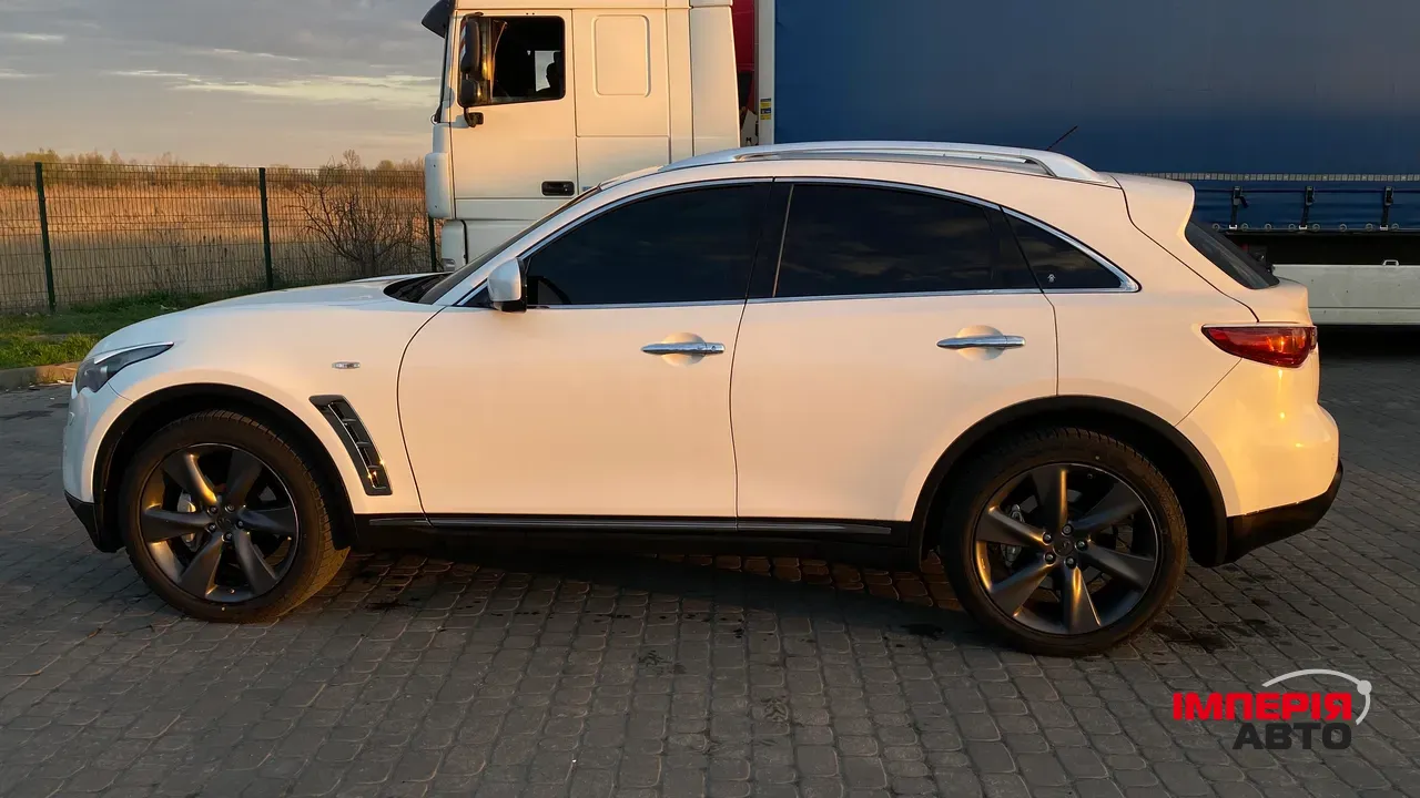Infiniti FX - фото 8