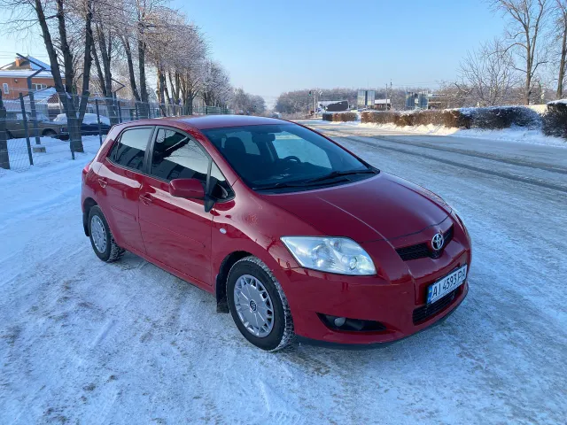 Toyota Auris - фото 1