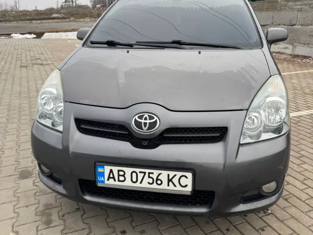 Toyota Corolla Verso - фото 2