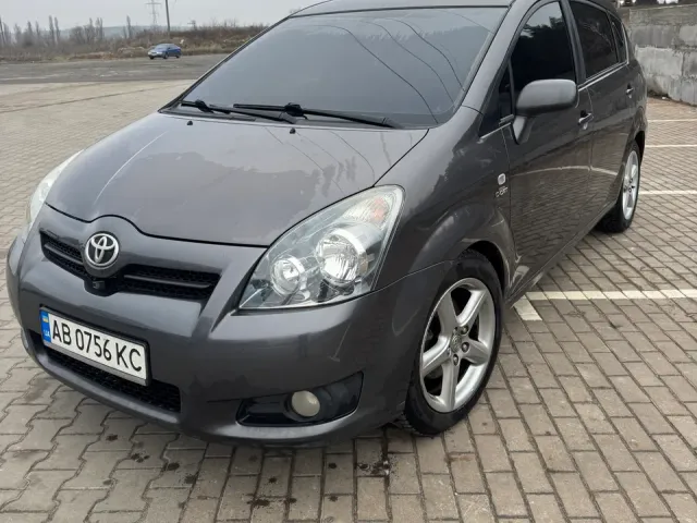 Toyota Corolla Verso - фото 1