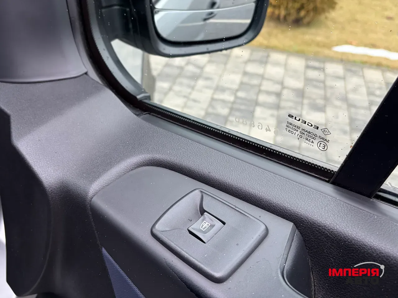 Opel Vivaro - фото 35