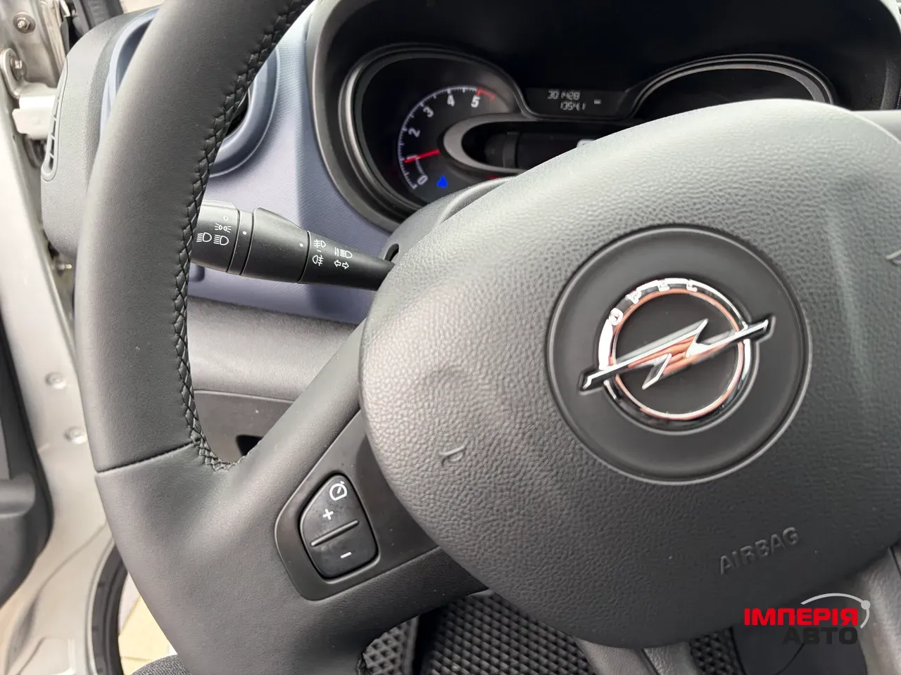 Opel Vivaro - фото 34