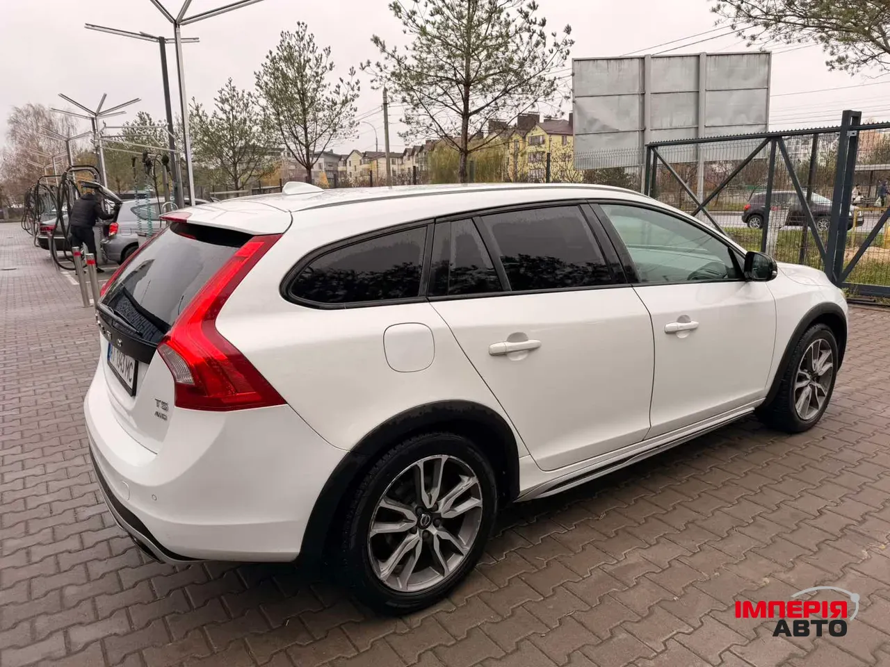 Volvo V60 Cross Country - фото 3