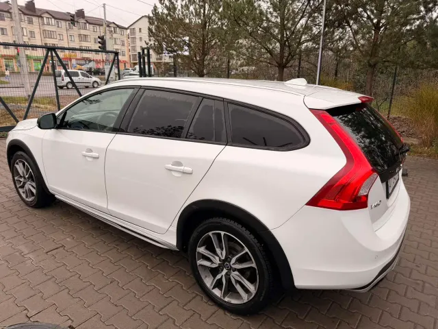 Volvo V60 Cross Country - фото 2
