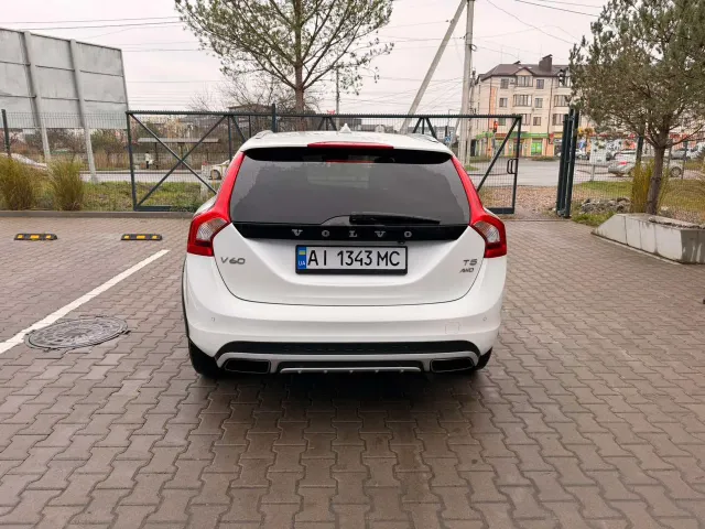 Volvo V60 Cross Country - фото 5