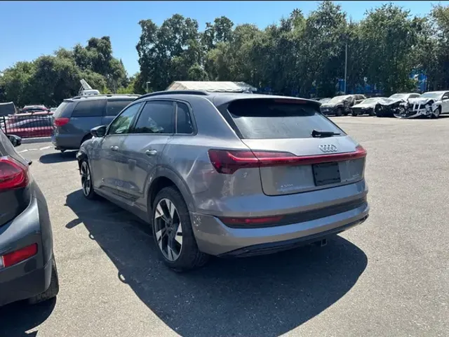 Audi e-tron - фото 4