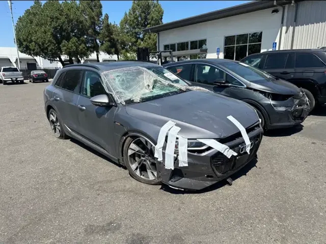 Audi e-tron - фото 3