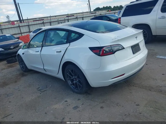 Tesla Model 3 - фото 4