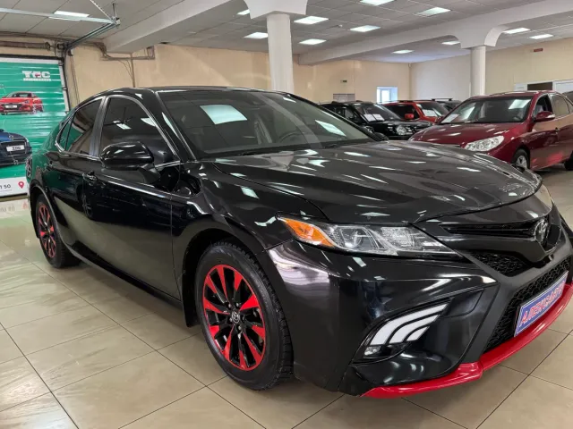 Toyota Camry - фото 1