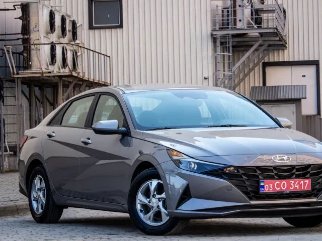 Hyundai Elantra - фото 1