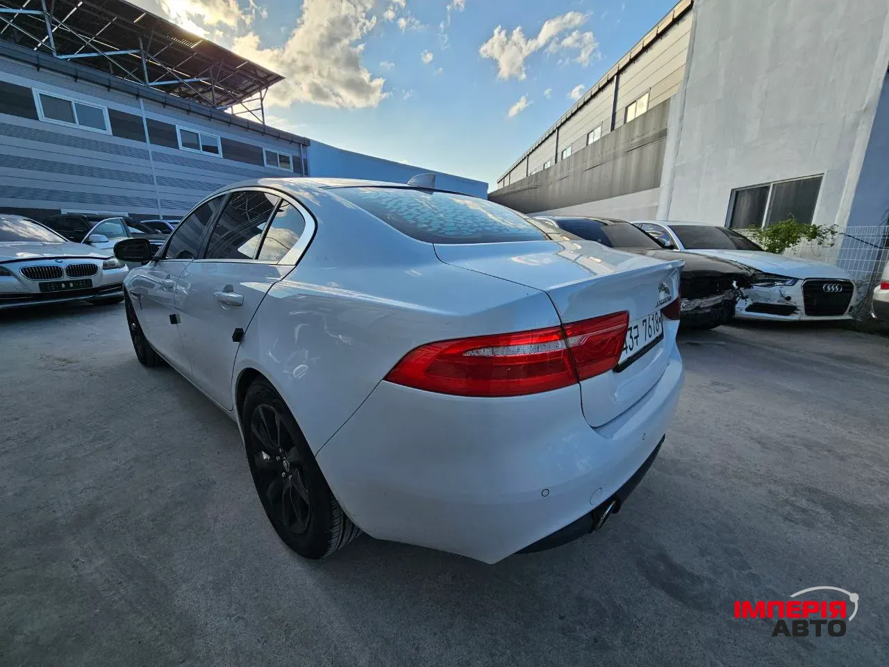 Jaguar XE - фото 12