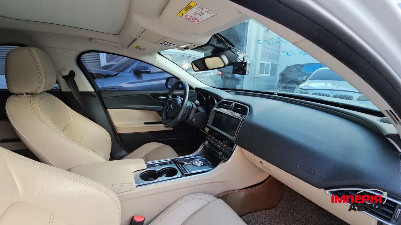 Jaguar XE - фото 7