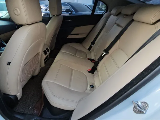 Jaguar XE - фото 4