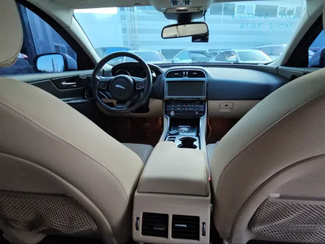 Jaguar XE - фото 5