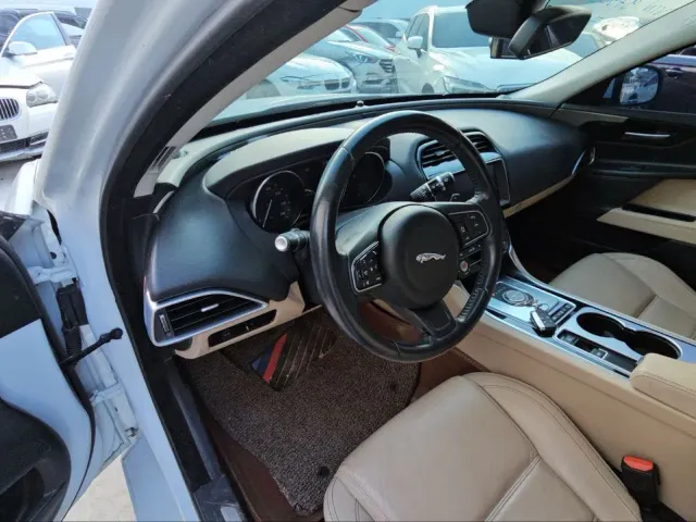 Jaguar XE - фото 3