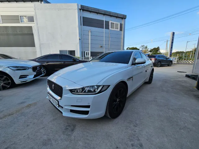 Jaguar XE - фото 1