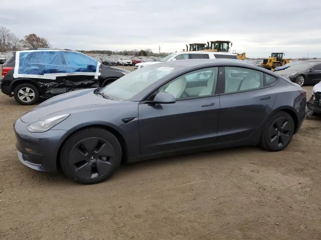 Tesla Model 3 - фото 1