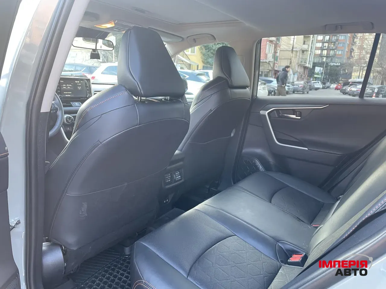 Toyota RAV4 - фото 1