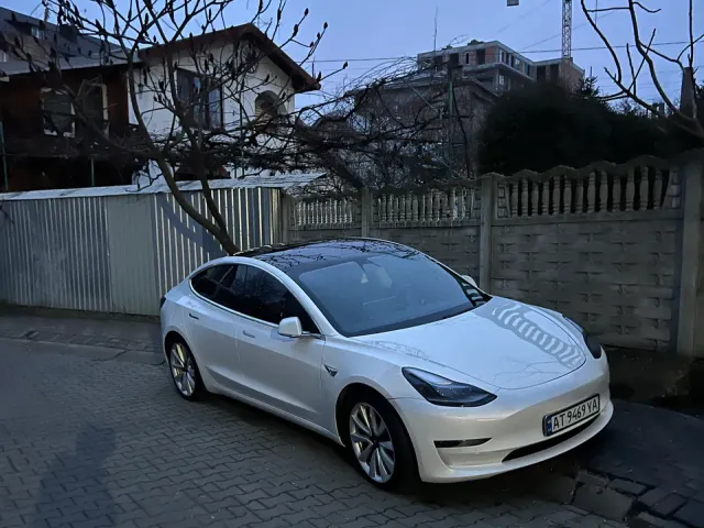 Tesla Model 3 - фото 1