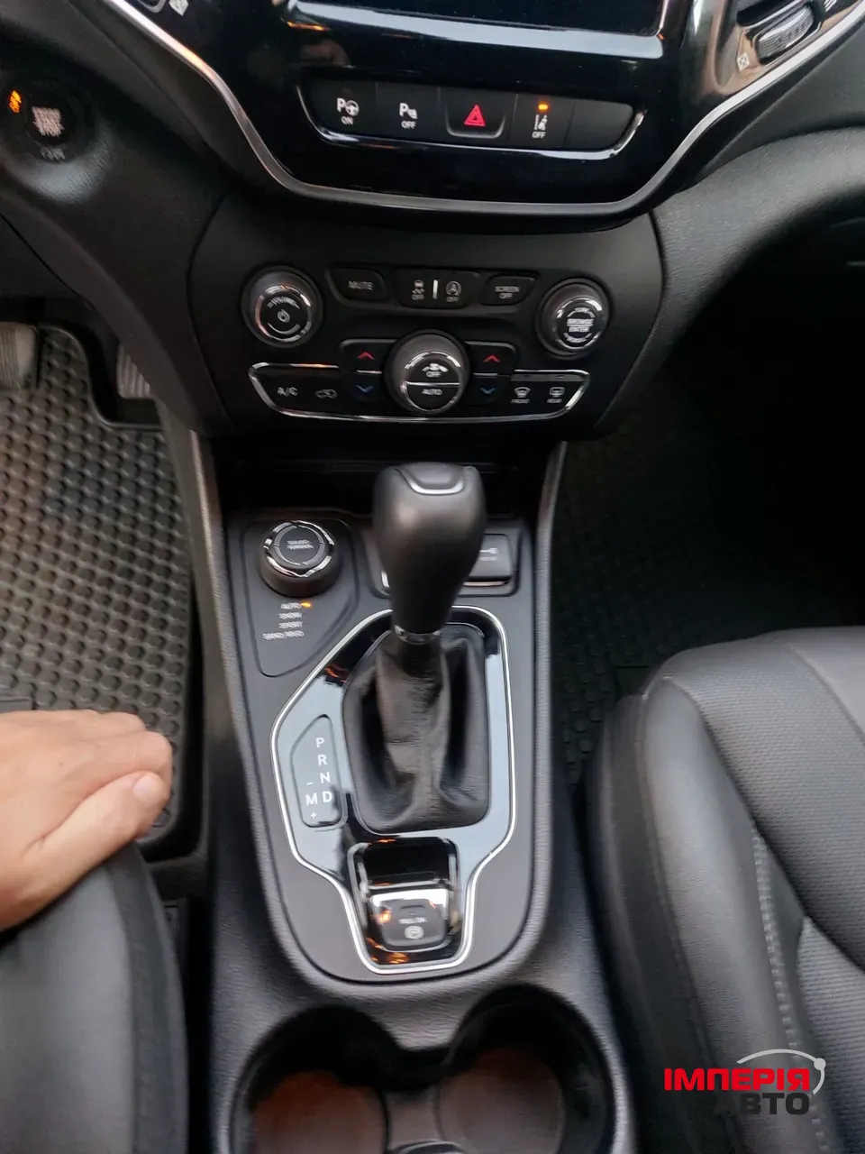 Jeep Cherokee - фото 3