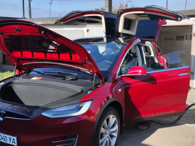 Tesla Model X - фото 2