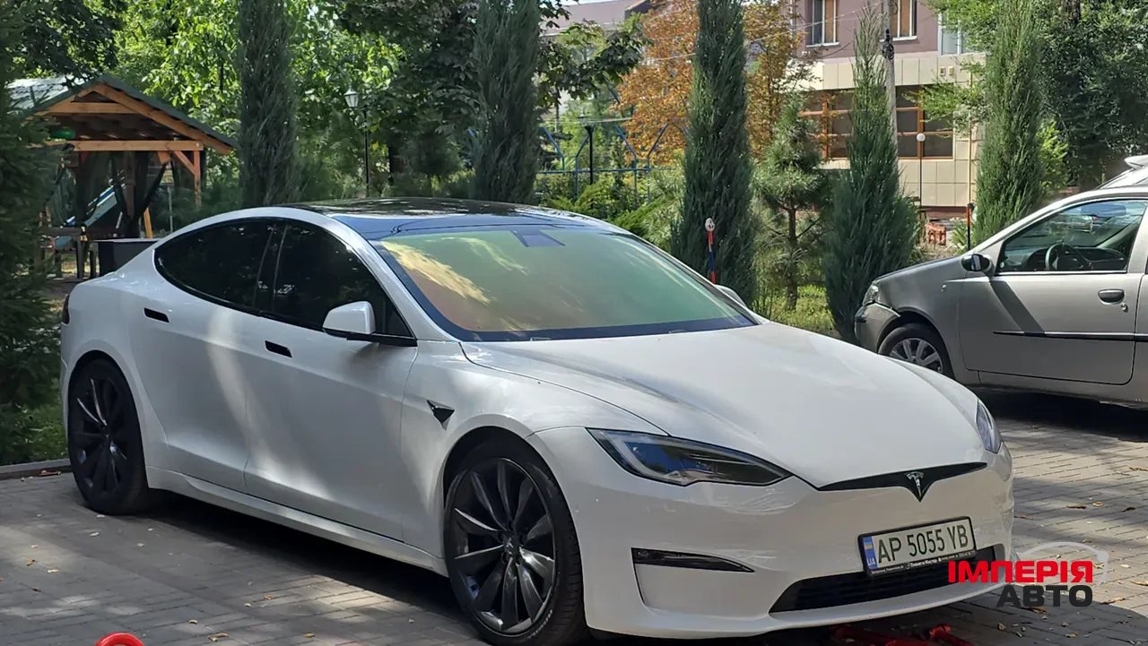 Tesla Model S - фото 1