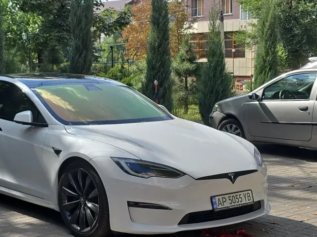 Tesla Model S - фото 1